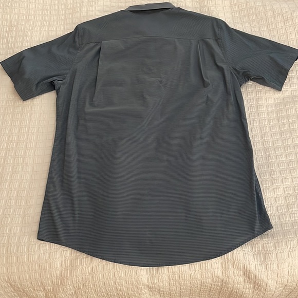 Travis Mathew button down short sleeve - Picture 3 of 3